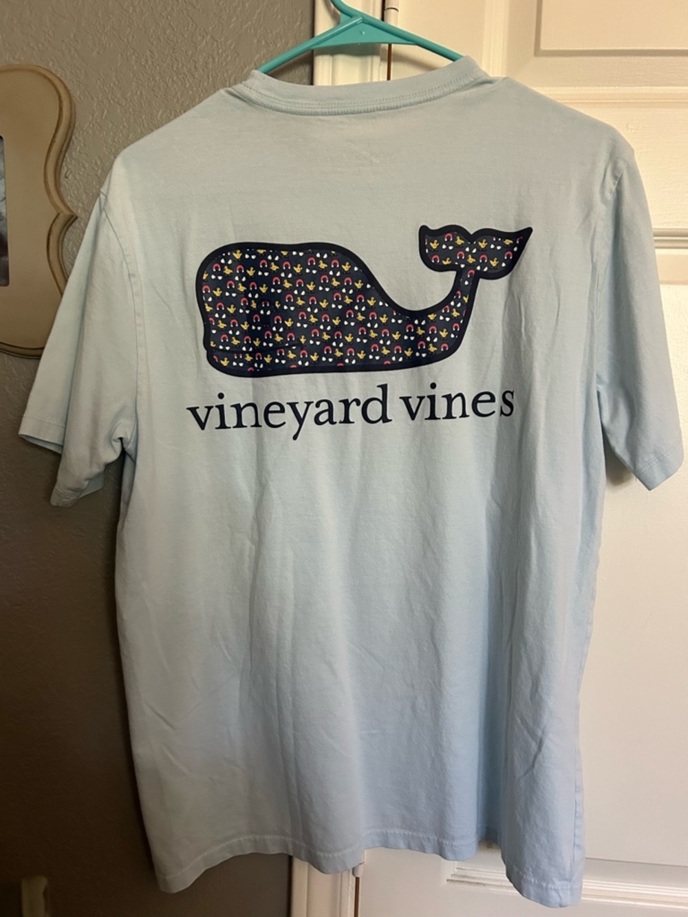 Vineyard Vines Tee with Chick Magnet graphic Whale design. Adult small. LN - Picture 2 of 5